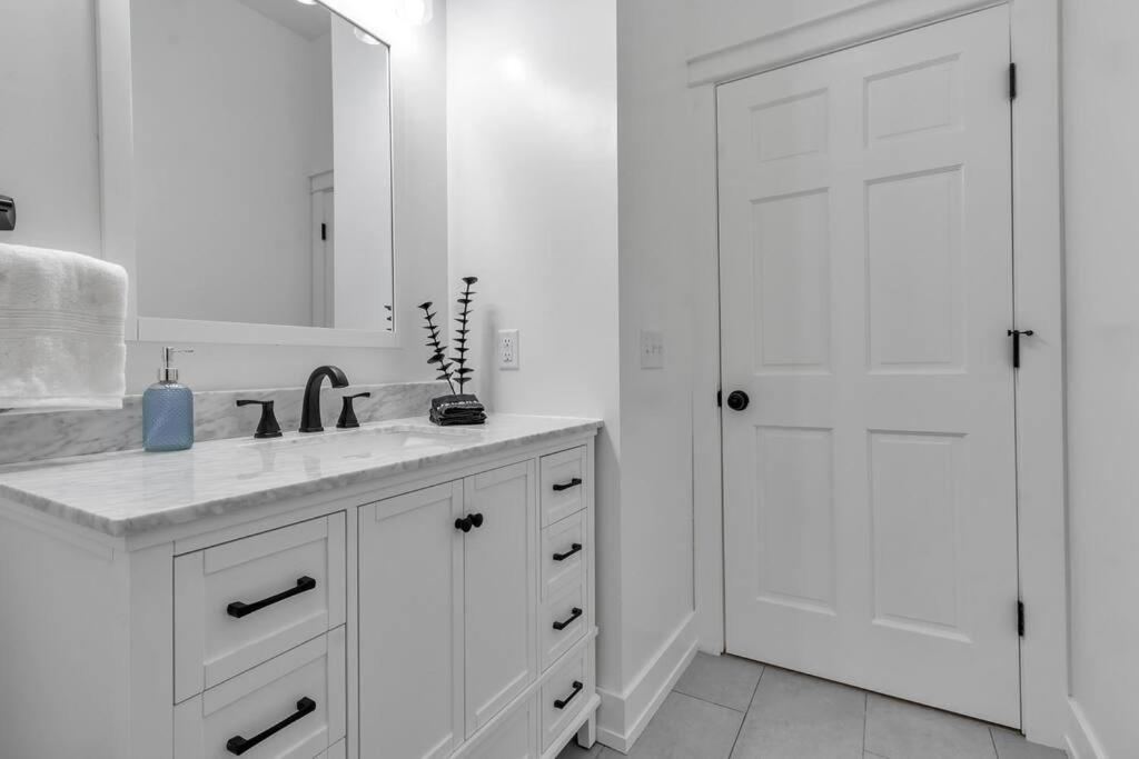 Carriage House Loft - King Bed And Garage Parking Apartment Buffalo Luaran gambar