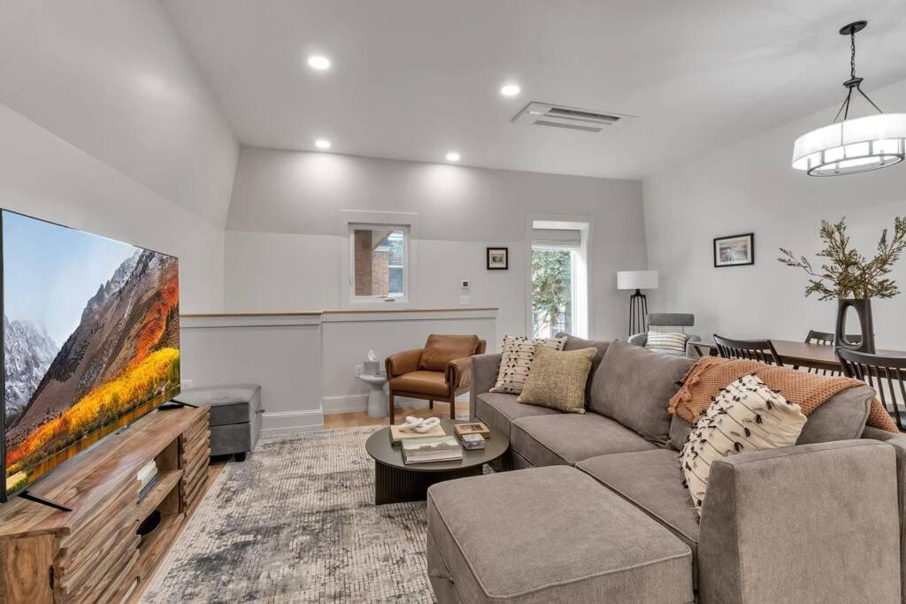 Carriage House Loft - King Bed And Garage Parking Apartment Buffalo Luaran gambar