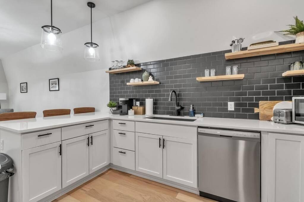 Carriage House Loft - King Bed And Garage Parking Apartment Buffalo Luaran gambar